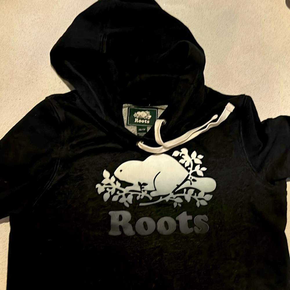 Girls XS original roots sweatshirt- navy blue and fading logo.  Never worn!